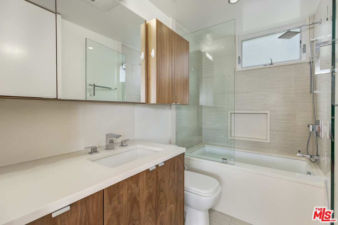 806 Brooks Avenue Venice, CA 90291 - Photo 13 of 29 a bathroom with a sink a toilet and bathtub