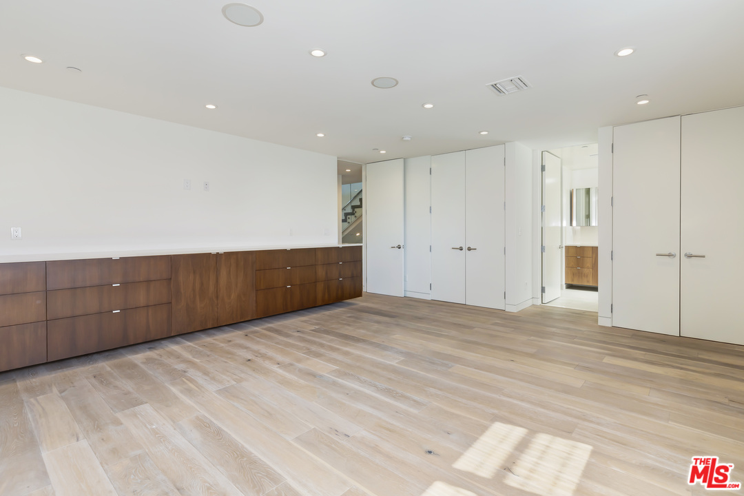 806 Brooks Avenue Venice, CA 90291 - Photo 14 of 29 a view of an empty room