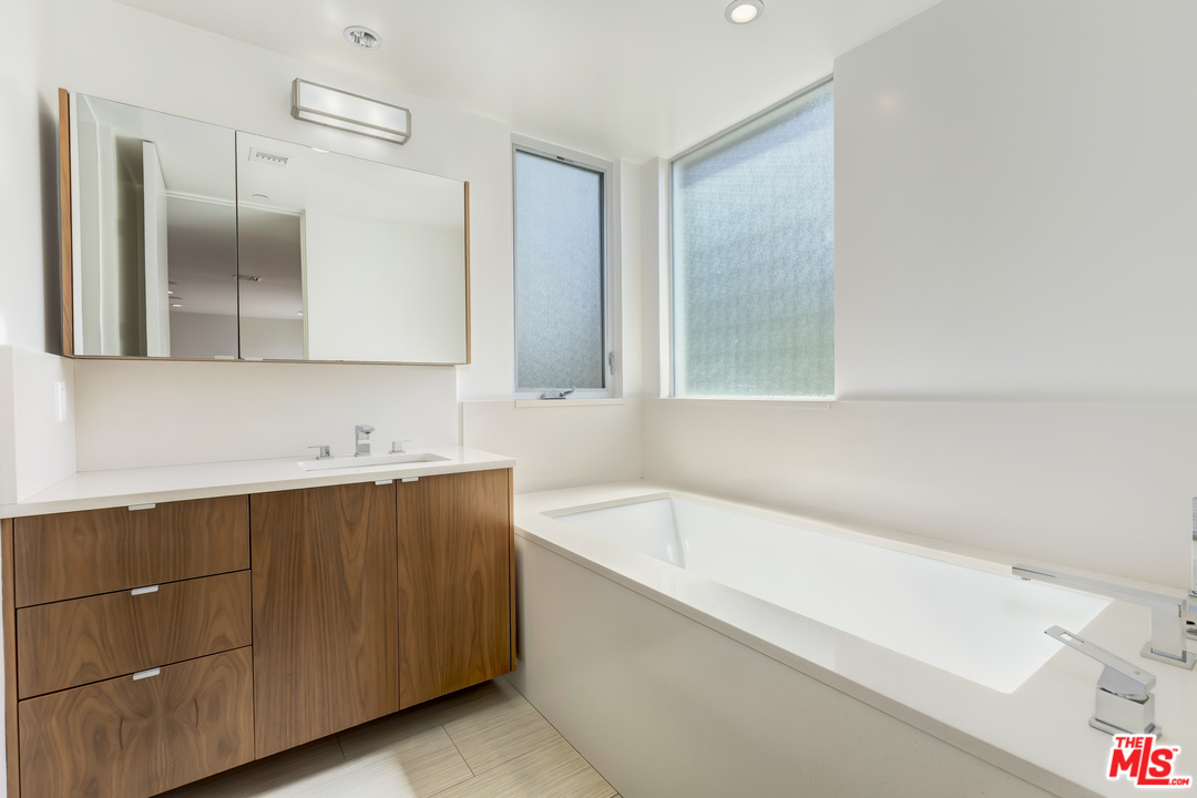 806 Brooks Avenue Venice, CA 90291 - Photo 15 of 29 a bathroom with a bathtub and a sink