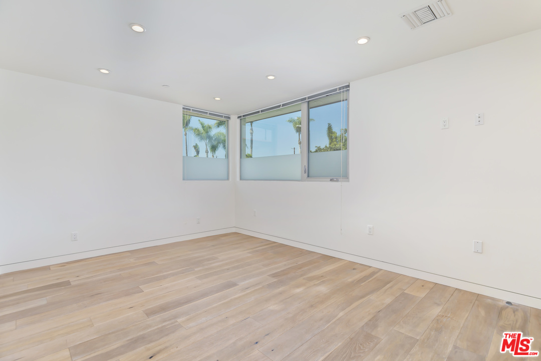 806 Brooks Avenue Venice, CA 90291 - Photo 16 of 29 an empty room with wooden floor and window