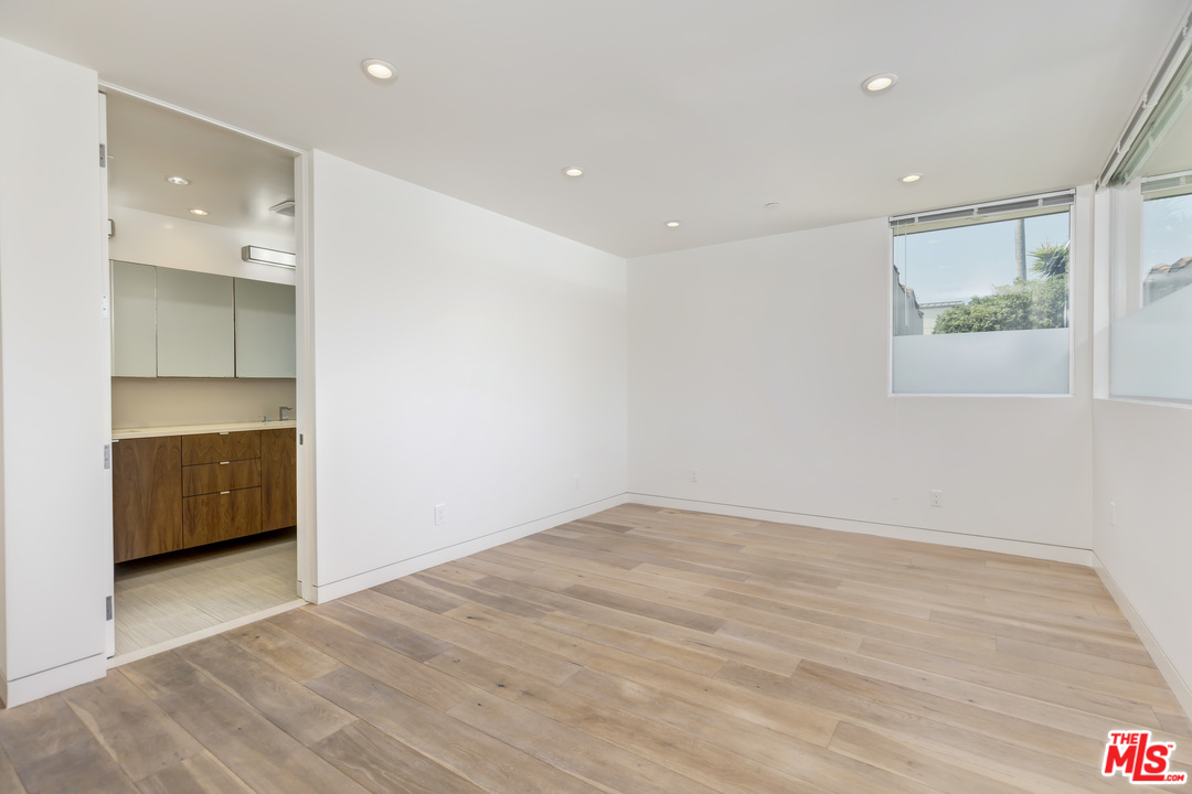 806 Brooks Avenue Venice, CA 90291 - Photo 17 of 29 a view of an empty room with a window