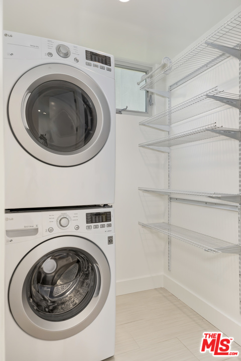806 Brooks Avenue Venice, CA 90291 - Photo 19 of 29 a utility room with dryer and washer