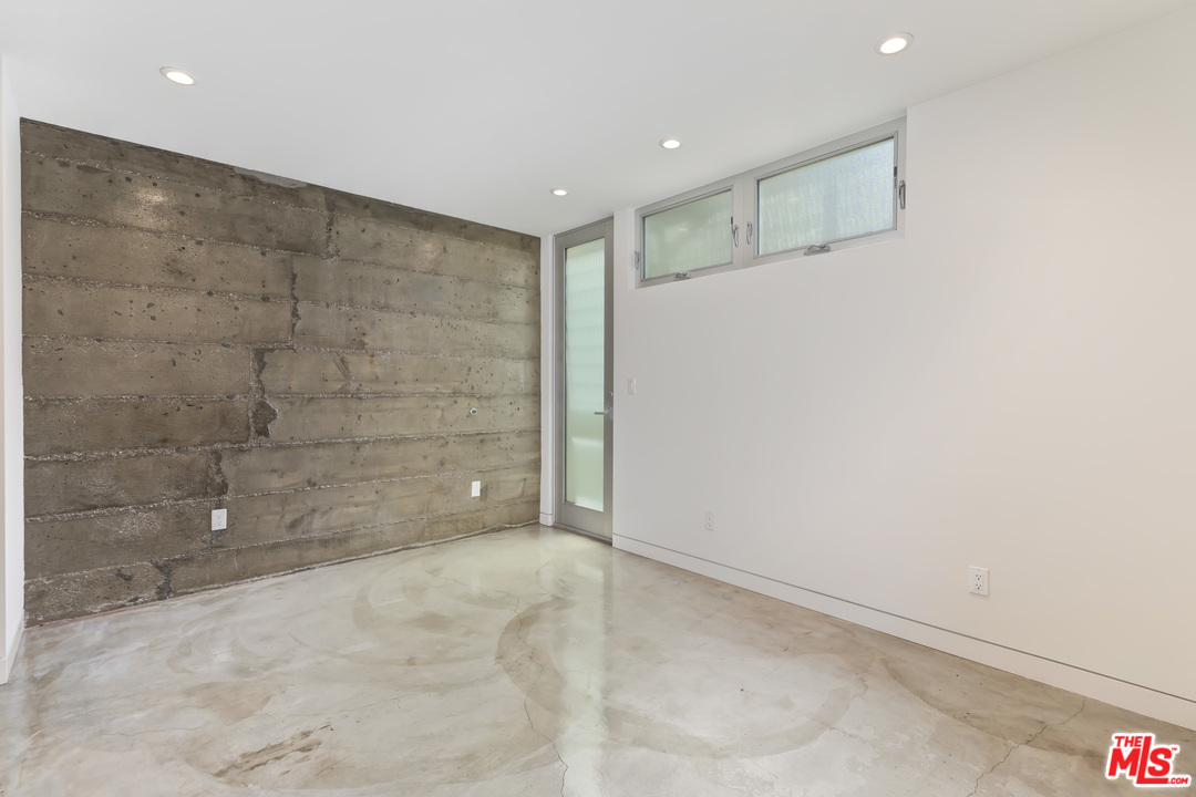 806 Brooks Avenue Venice, CA 90291 - Photo 20 of 29 a view of an empty room