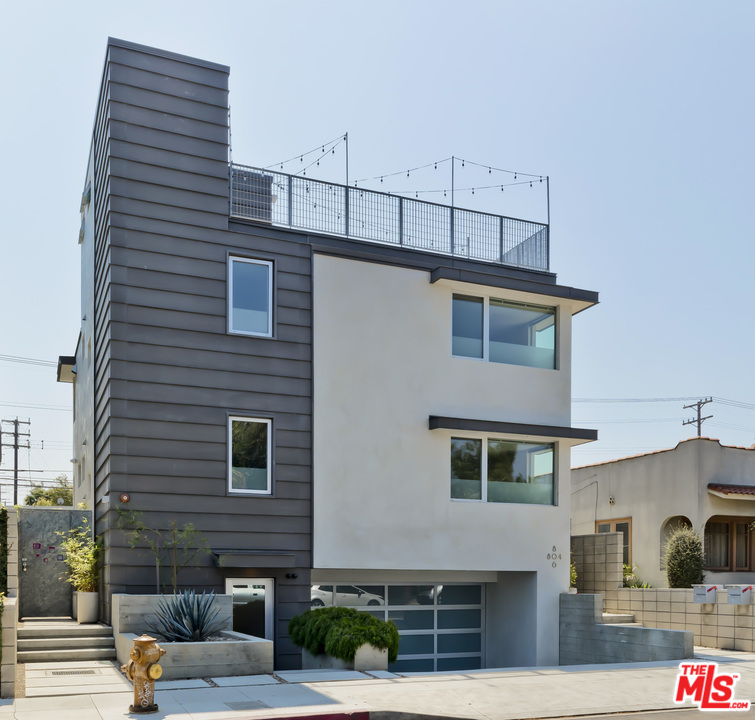 806 Brooks Avenue Venice, CA 90291 - Photo 2 of 29 a front view of a house with garage