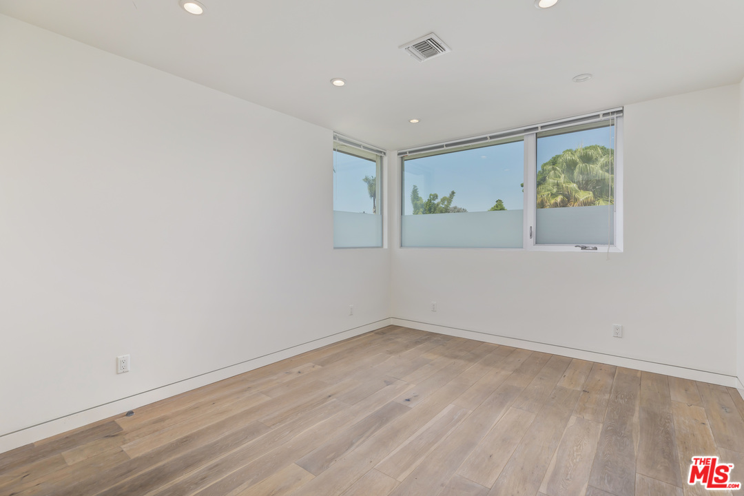 806 Brooks Avenue Venice, CA 90291 - Photo 23 of 29 an empty room with painting on the wall and a window