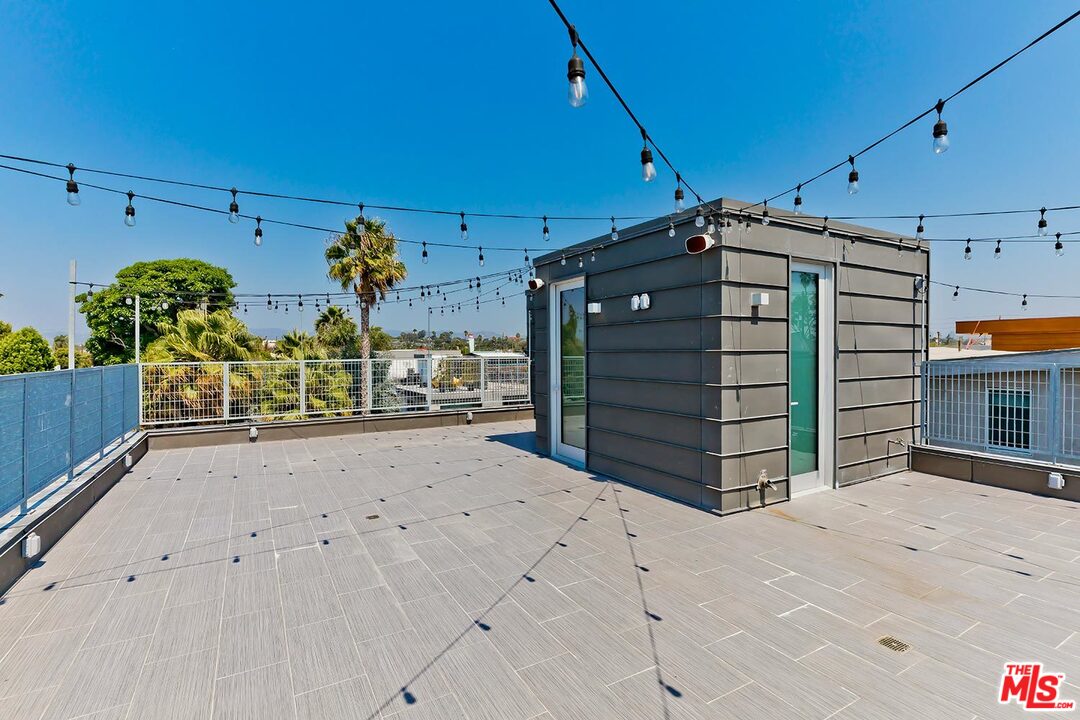 806 Brooks Avenue Venice, CA 90291 - Photo 25 of 29 a view of a garage