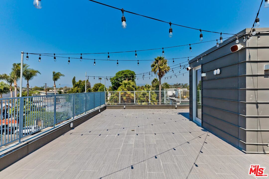 806 Brooks Avenue Venice, CA 90291 - Photo 26 of 29 a view of a street