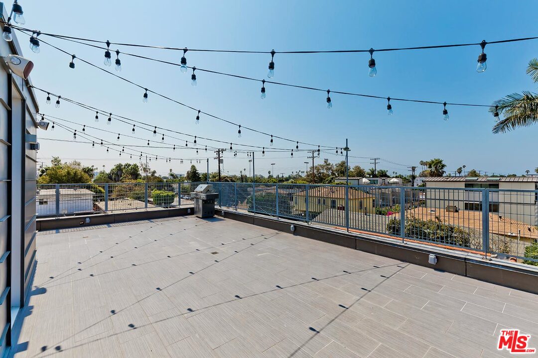 806 Brooks Avenue Venice, CA 90291 - Photo 27 of 29 a view of a terrace