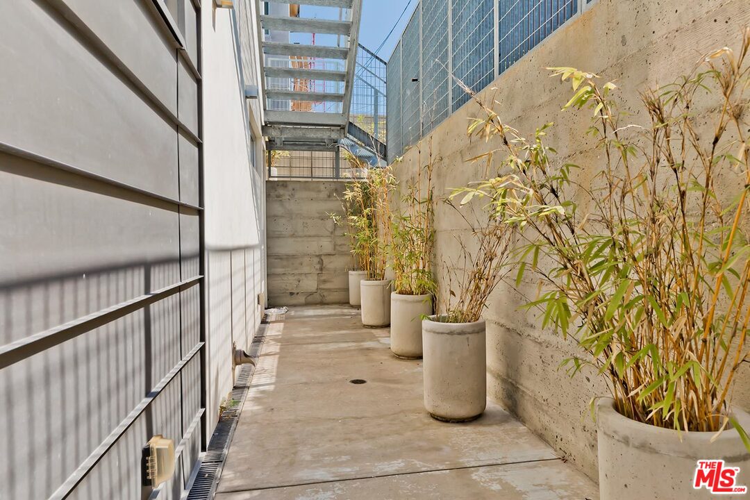 806 Brooks Avenue Venice, CA 90291 - Photo 28 of 29 a view of entrance