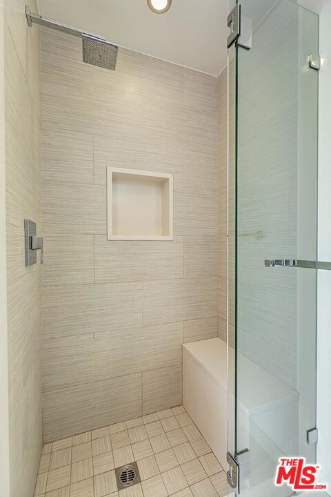 806 Brooks Avenue Venice, CA 90291 - Photo 29 of 29 a bathroom with a bathtub