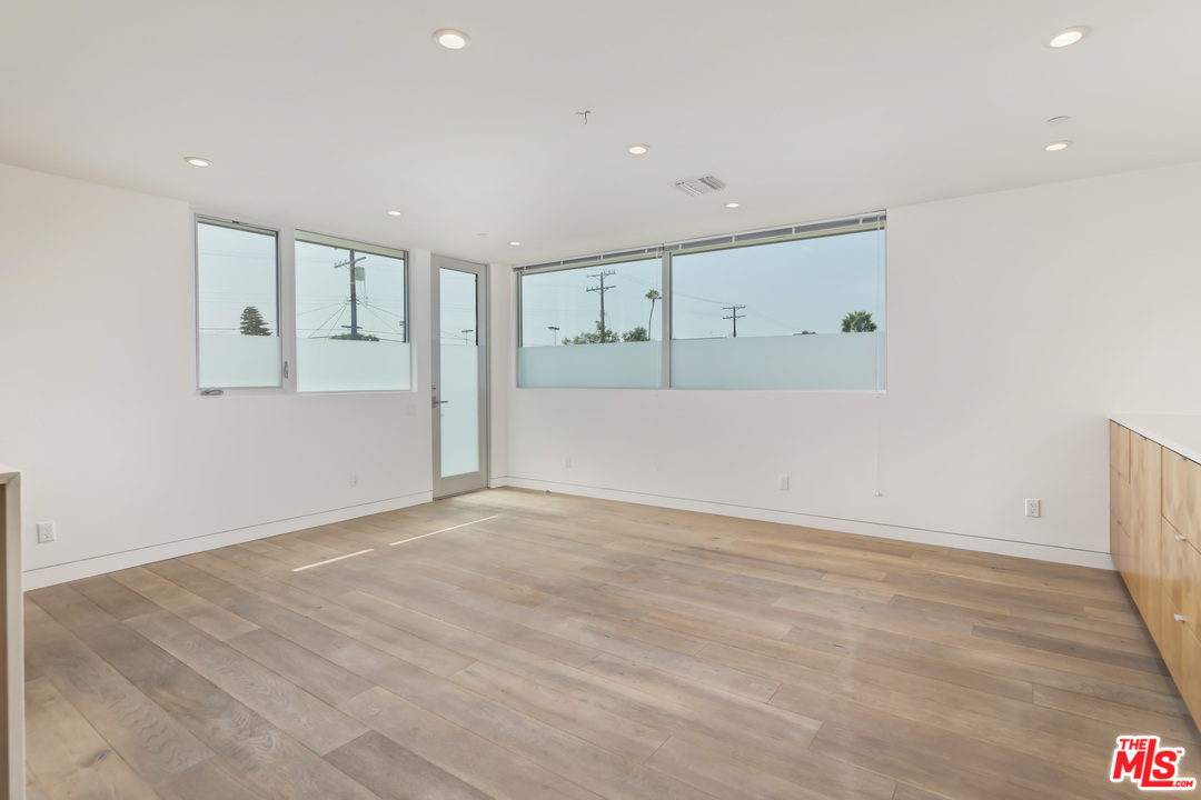 806 Brooks Avenue Venice, CA 90291 - Photo 5 of 29 a view of an empty room