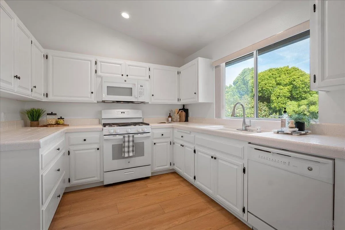 445 Cancun Court Fallbrook, CA 92028 - Photo 9 of 28 Gallery Image 9