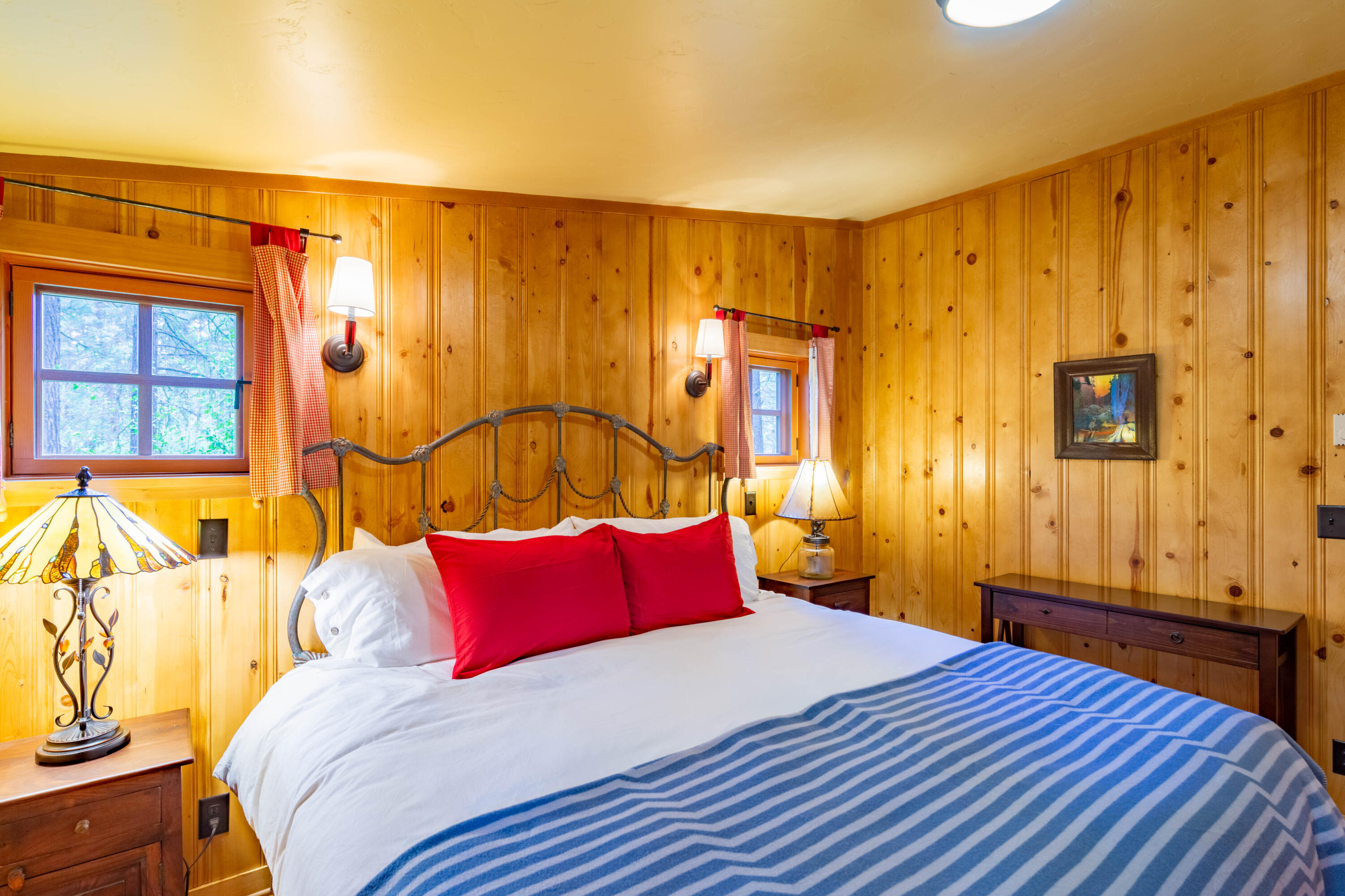 13375 Southwest Forest Service Road, Unit 26 U2 Camp Sherman, OR 97730 - Photo 21 of 25 metolius-river-luxury-cabin-26-queenbedr
