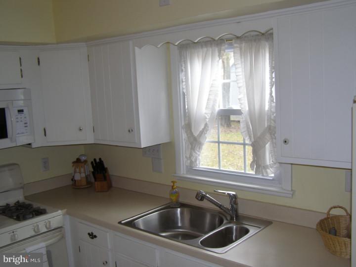626 Manchester Road Norristown, PA 19403 - Photo 5 of 25 Kitchen