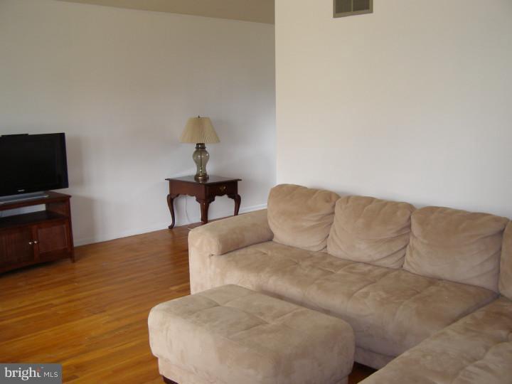 626 Manchester Road Norristown, PA 19403 - Photo 7 of 25 Living Room