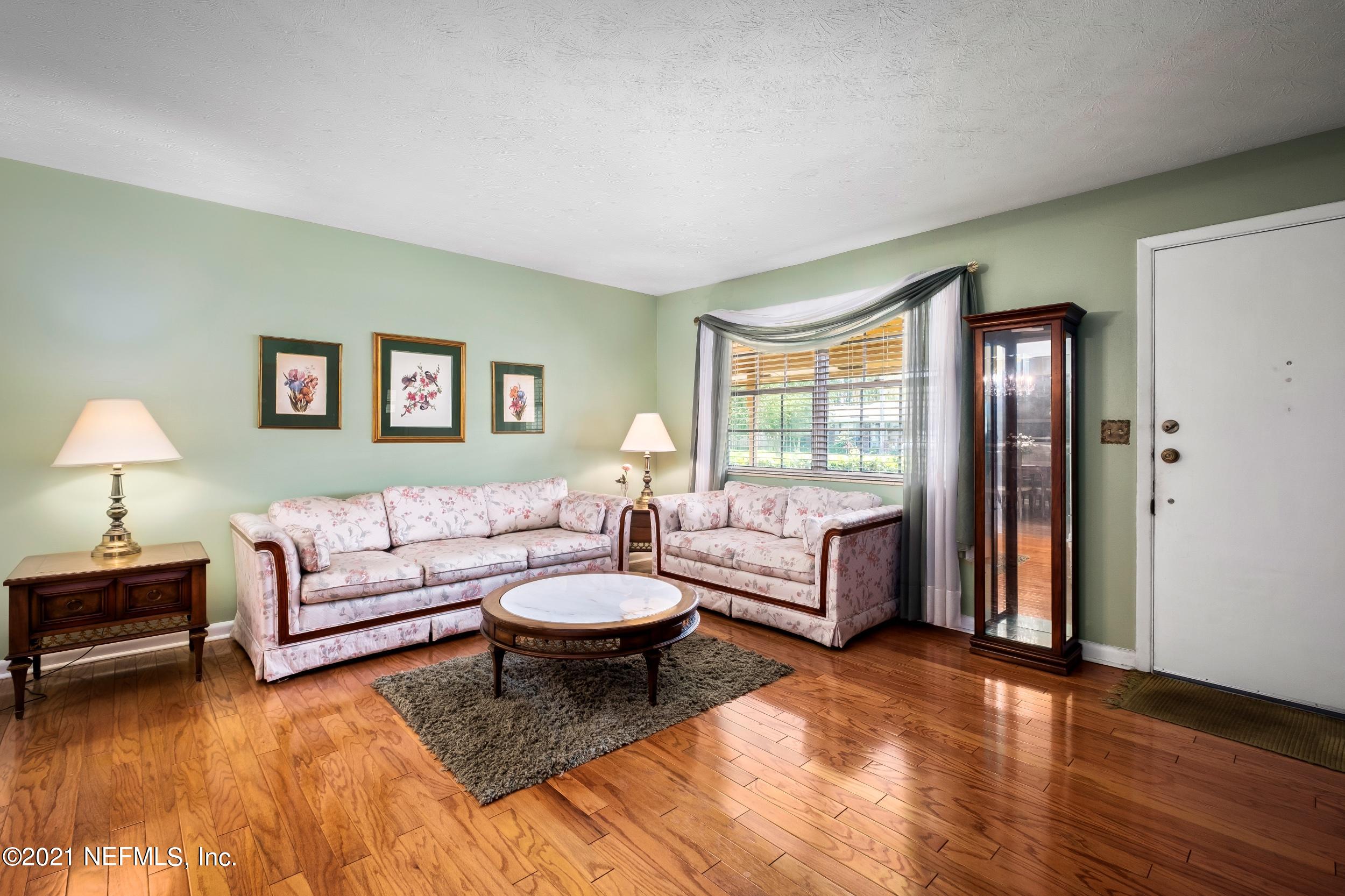 4032 Pelican Road Jacksonville, FL 32207 - Photo 3 of 33 Living Room