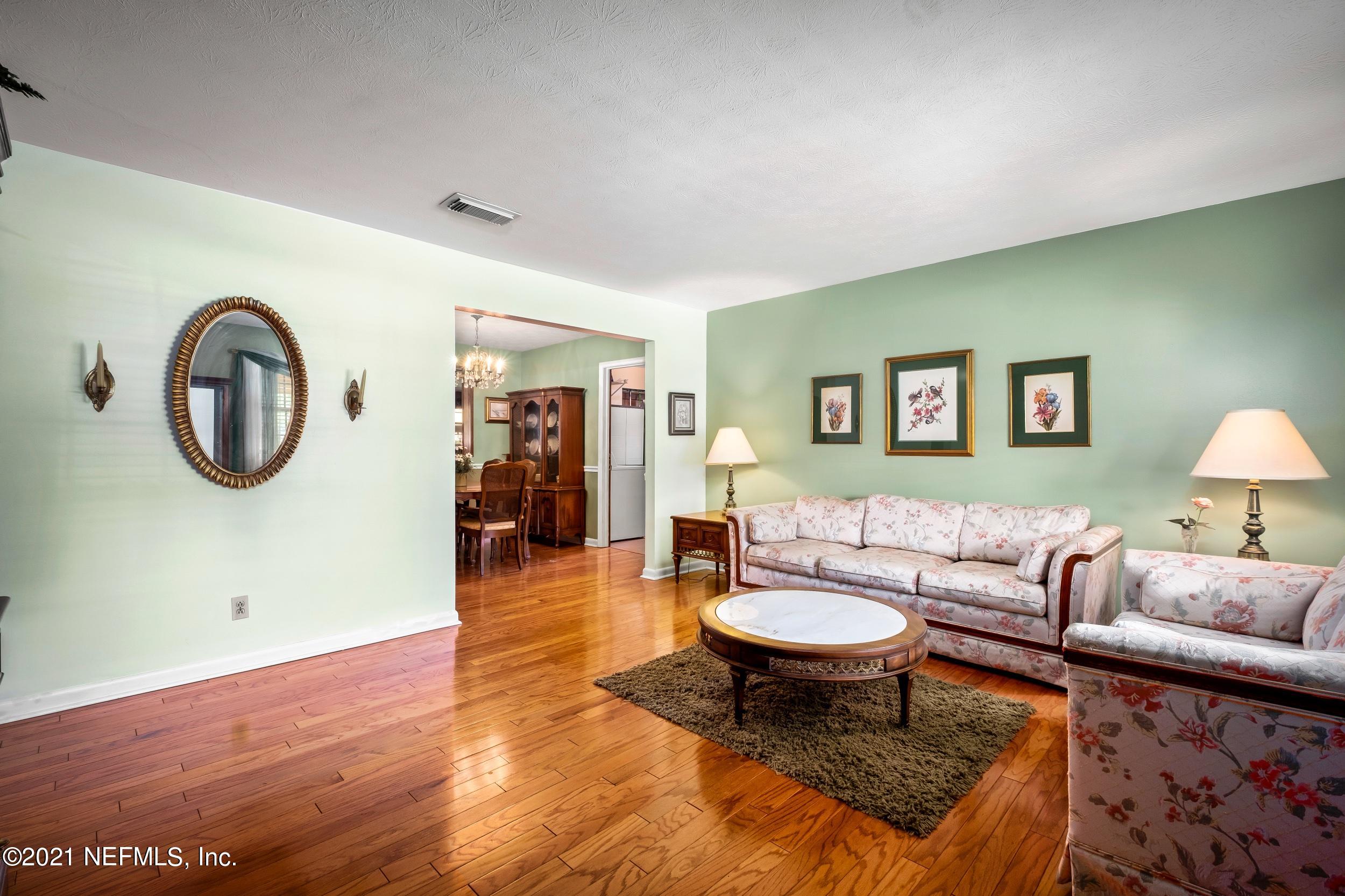 4032 Pelican Road Jacksonville, FL 32207 - Photo 4 of 33 Living Room