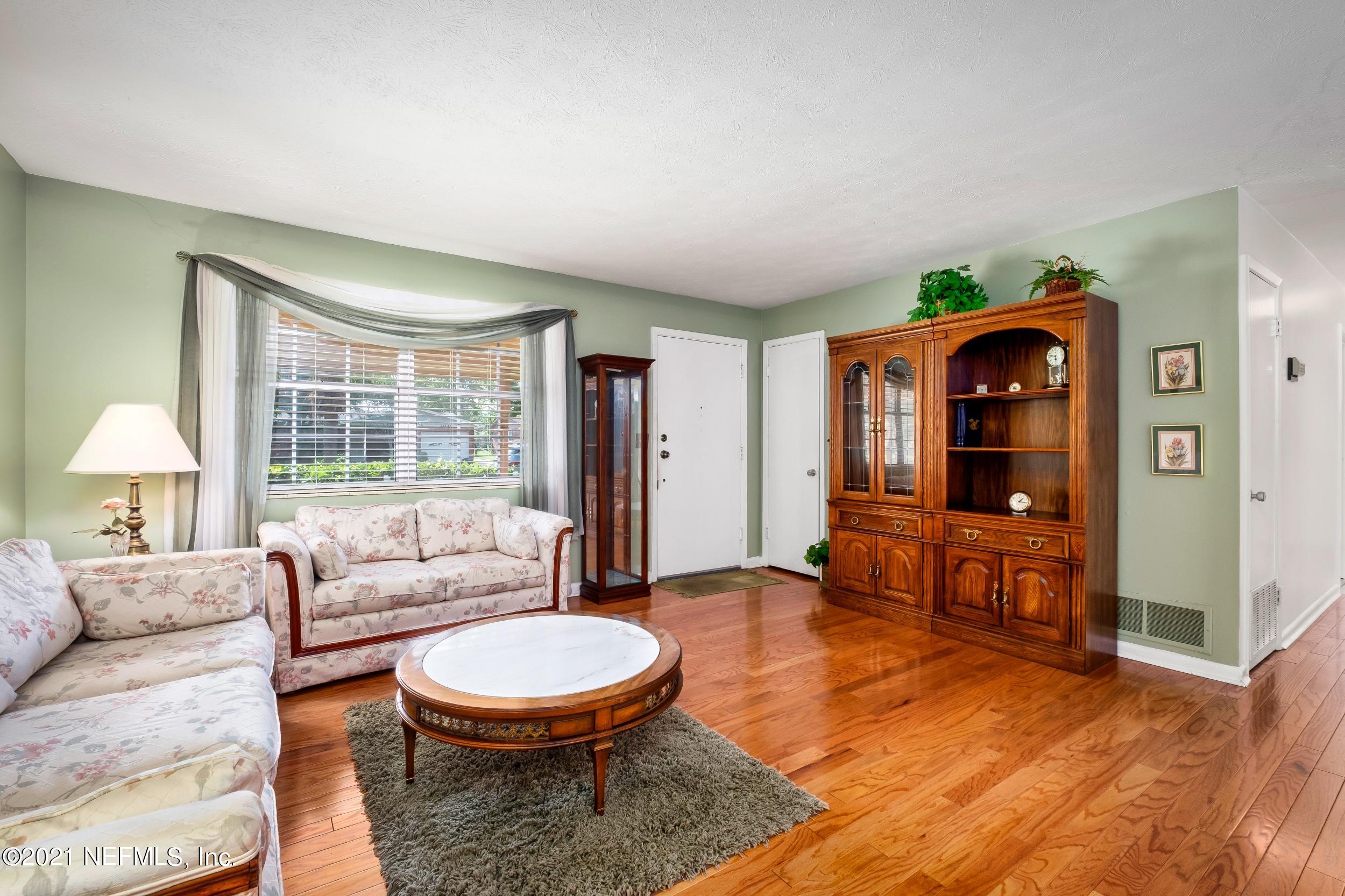 4032 Pelican Road Jacksonville, FL 32207 - Photo 5 of 33 Living Room