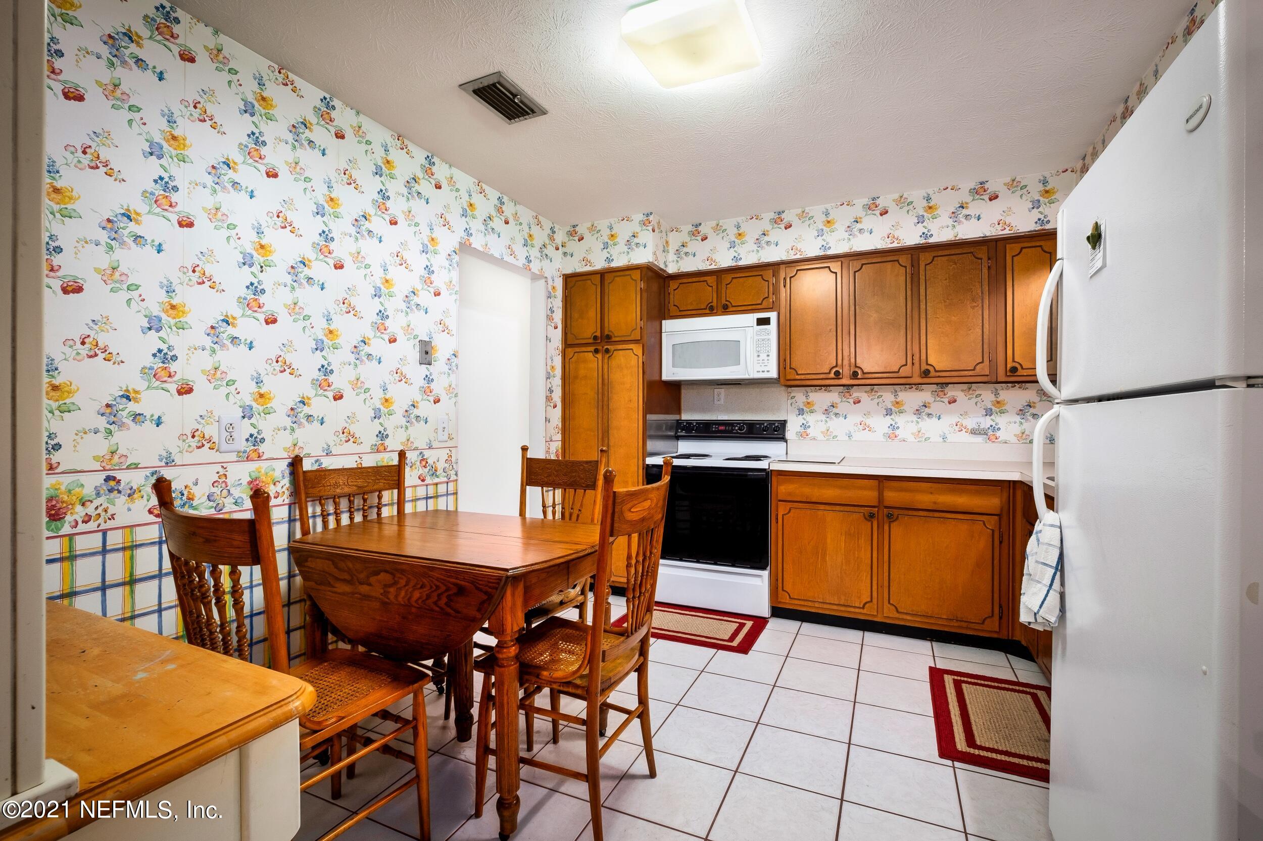 4032 Pelican Road Jacksonville, FL 32207 - Photo 8 of 33 Kitchen