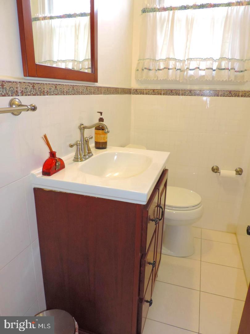 302 Cooper Drive Wallingford, PA 19086 - Photo 12 of 29 Power Room