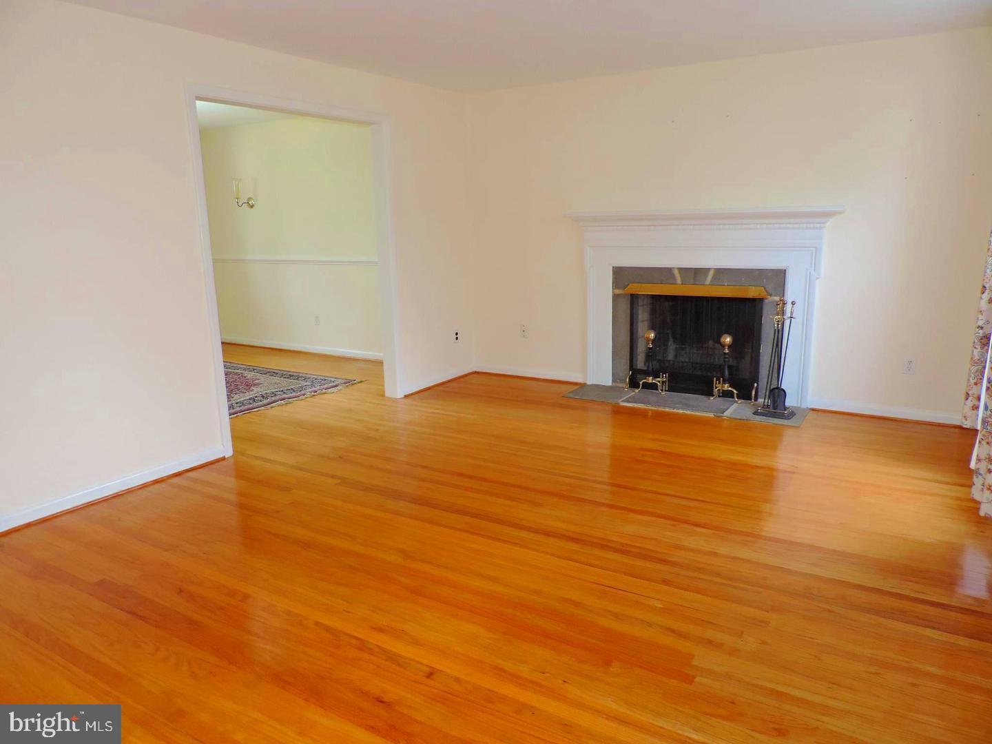 302 Cooper Drive Wallingford, PA 19086 - Photo 3 of 29 Living Room
