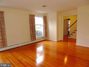 302 Cooper Drive Wallingford, PA 19086 - Photo 4 of 29 Living Room