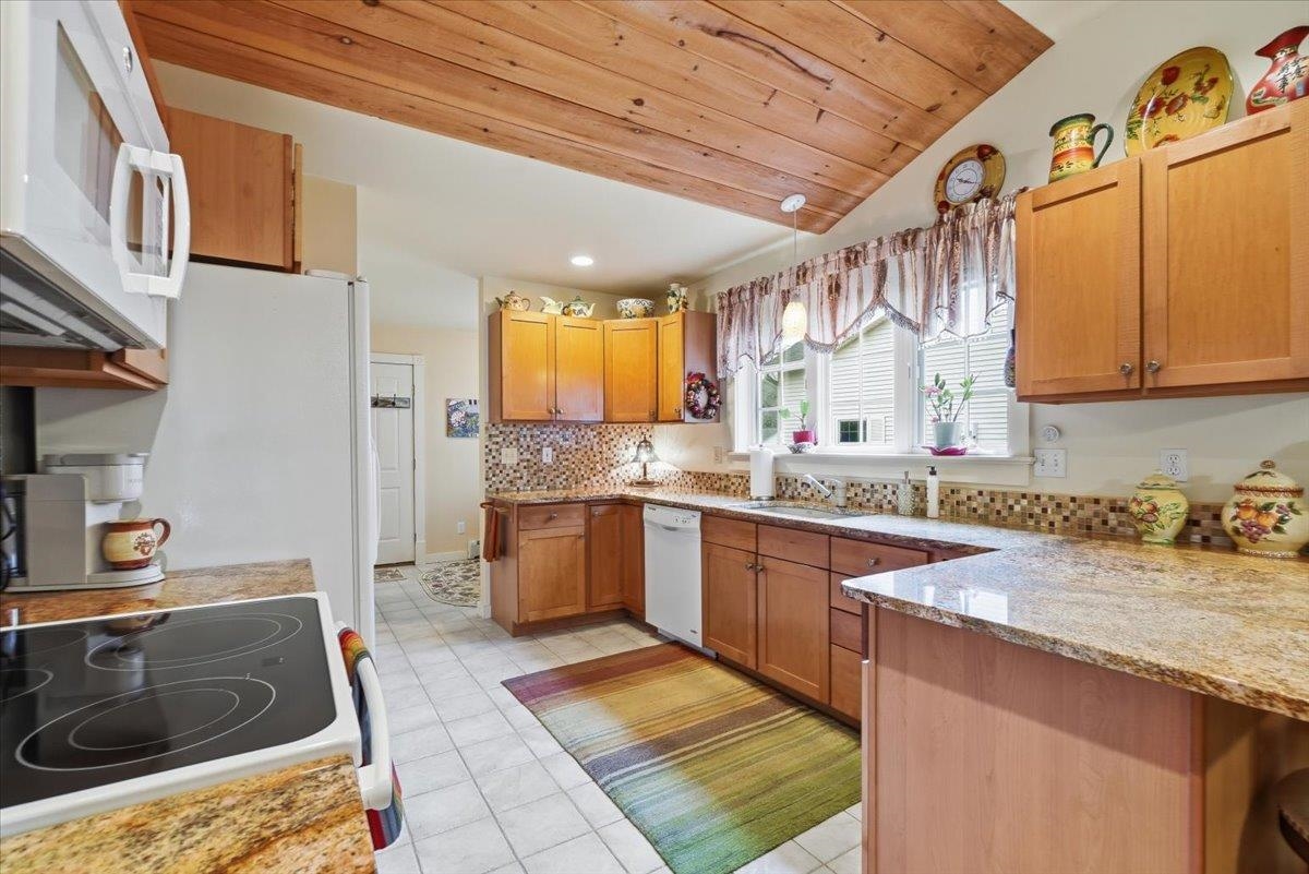 460 Bittersweet Circle Williston, VT 05495 - Photo 12 of 68