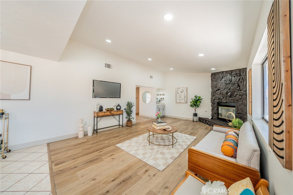 13786 Crow Road Apple Valley, CA 92307 - Photo 15 of 59 13786 Crow Rd Nugent Group Family room