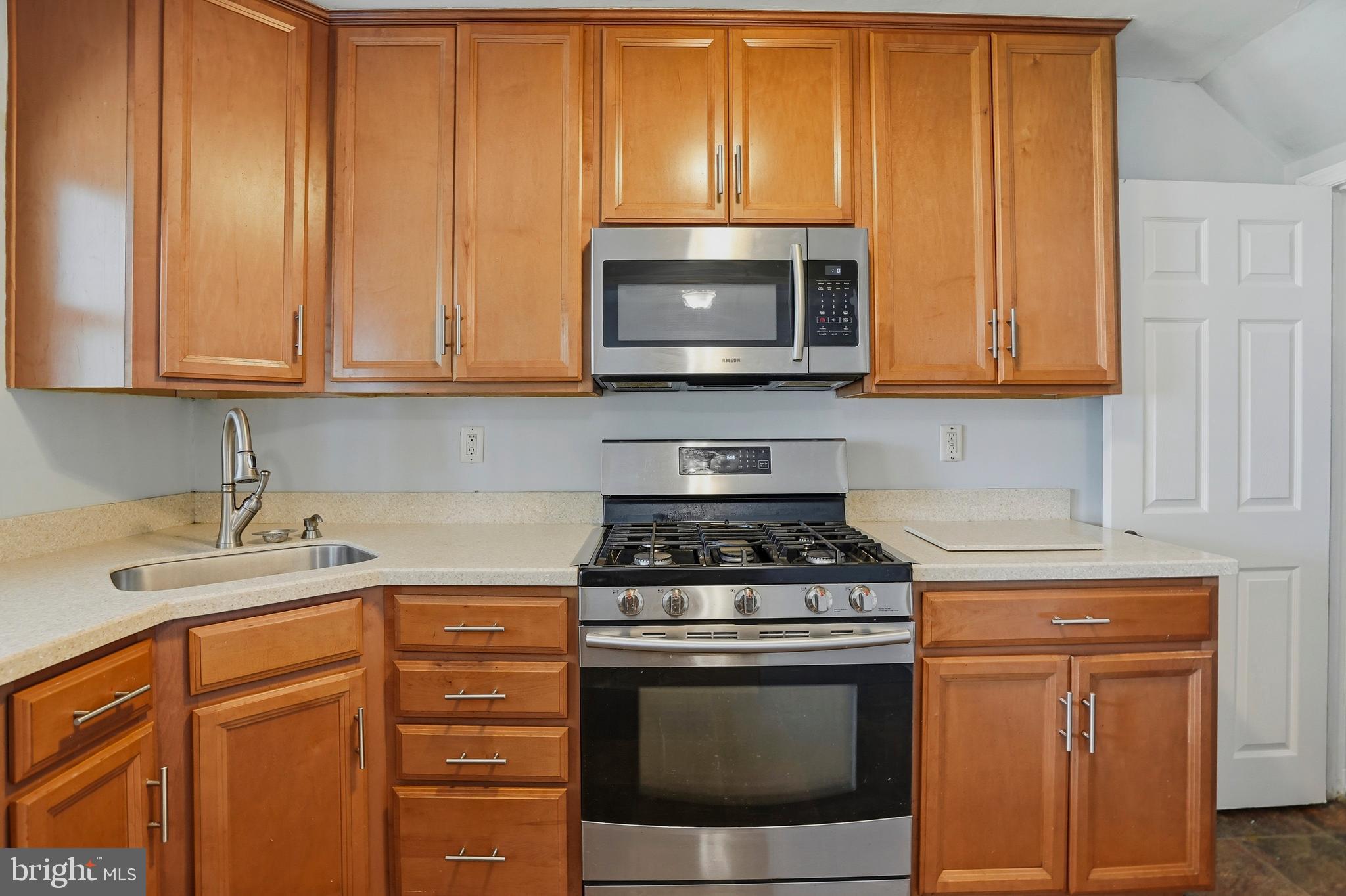 33 Bladen Road Baltimore, MD 21221 - Photo 13 of 29 Modern Gourmet Kitchen