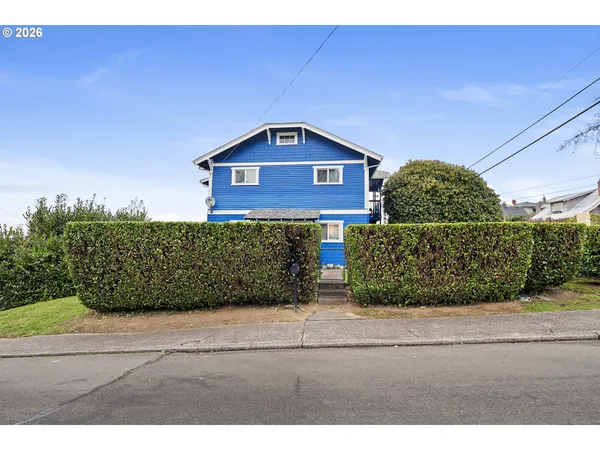 a view of a back yard