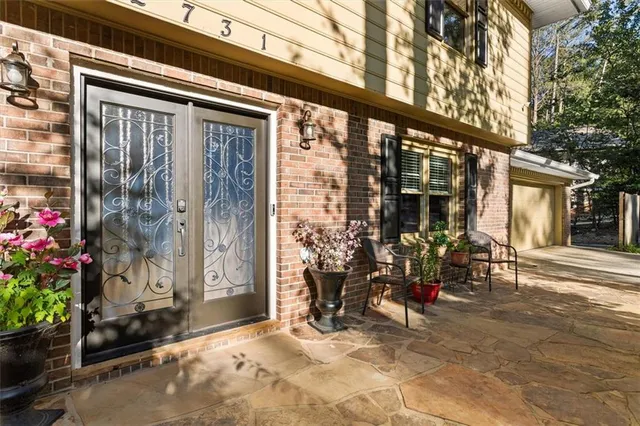 a view of entryway front of house