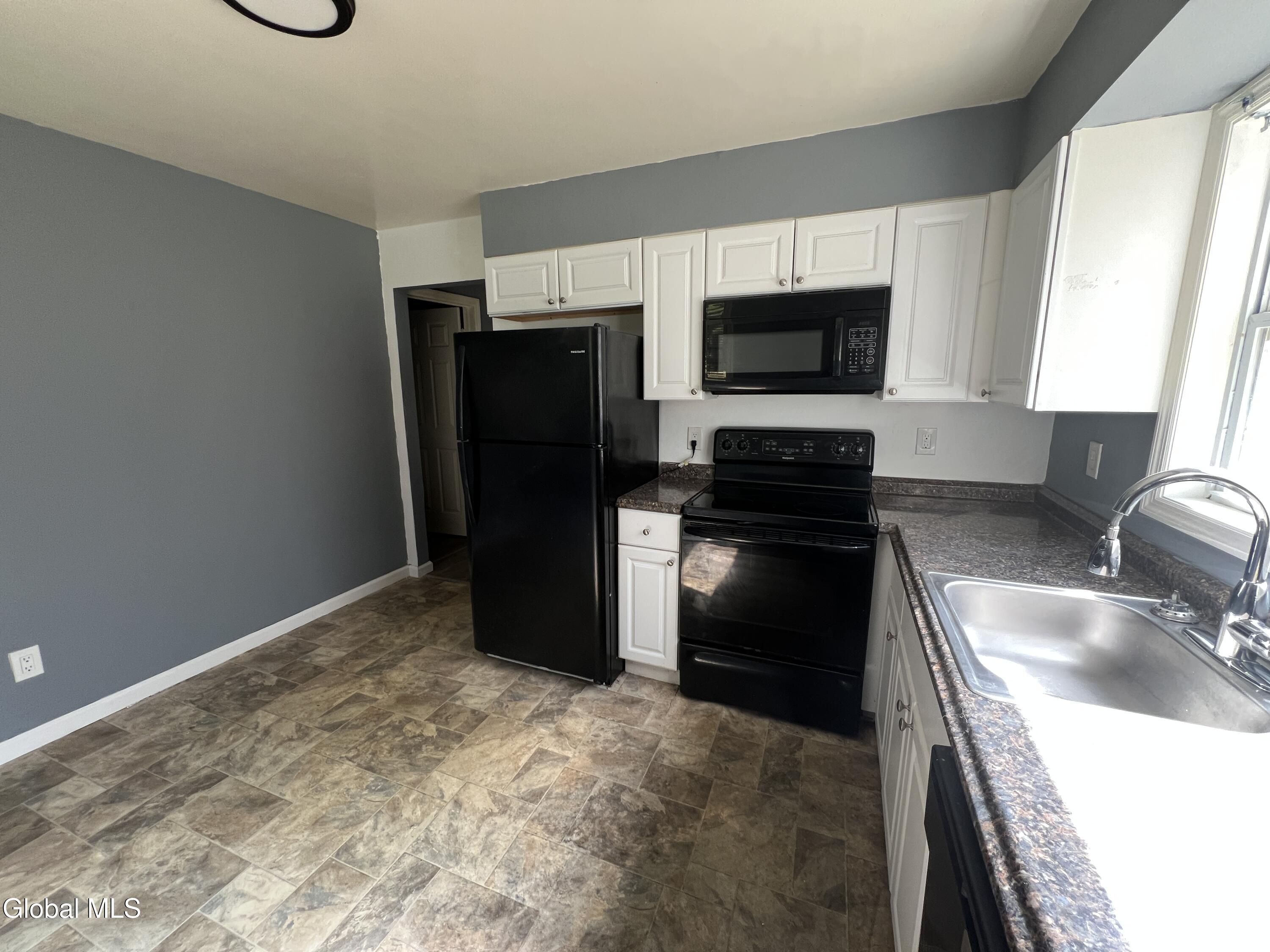 11-21 Ashdown Road, Unit 11B Clifton Park, NY 12019 - Photo 4 of 14 Kitchen