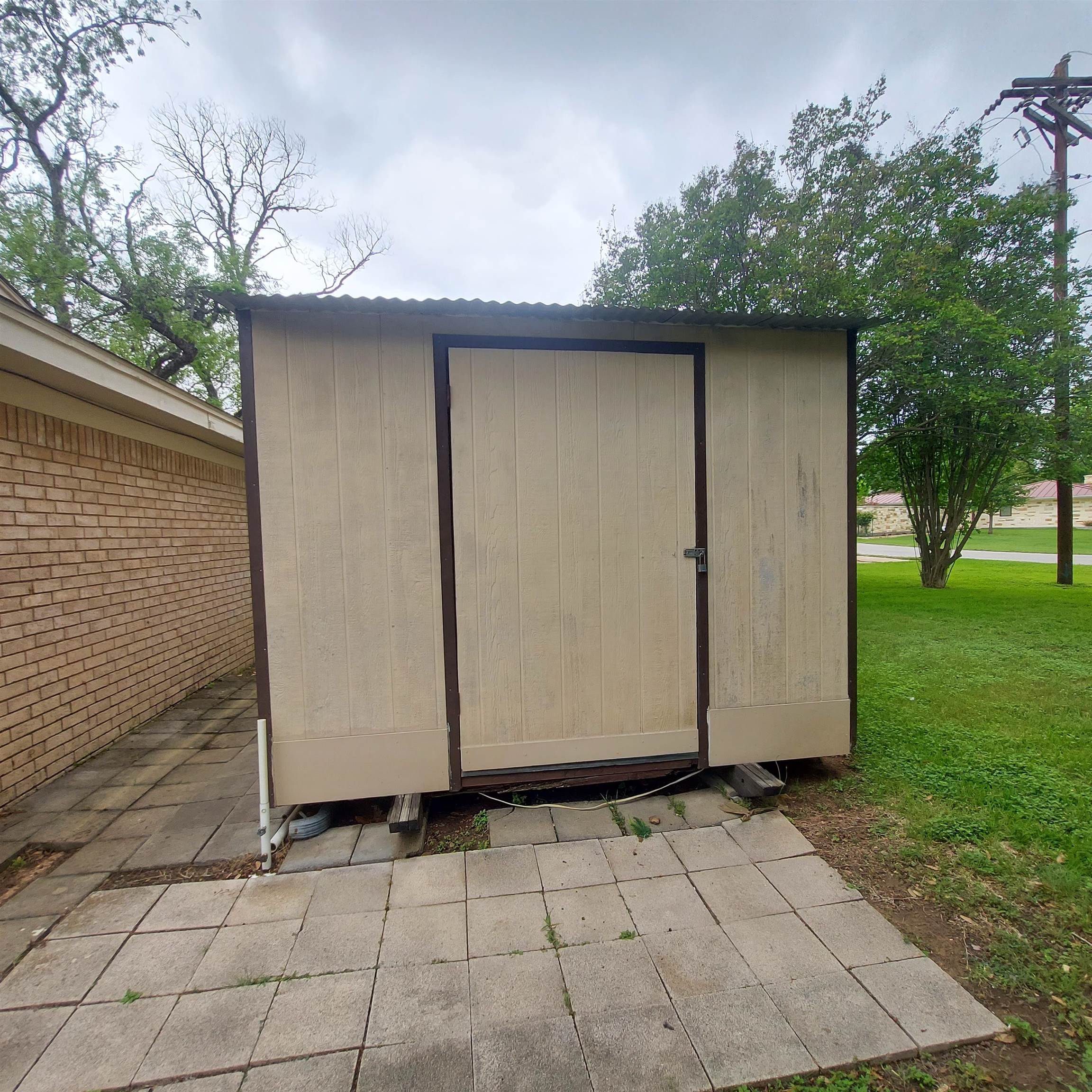 151 Riverside Drive Kingsland, TX 78639 - Photo 13 of 14 a view of a garage