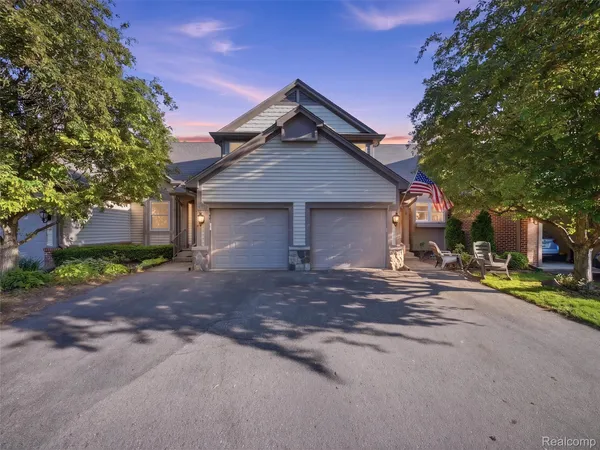 $375,000 | 426 Oak Run Court, Royal Oak, MI 48073
