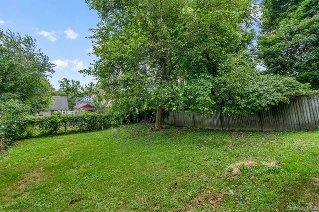 a view of a back yard