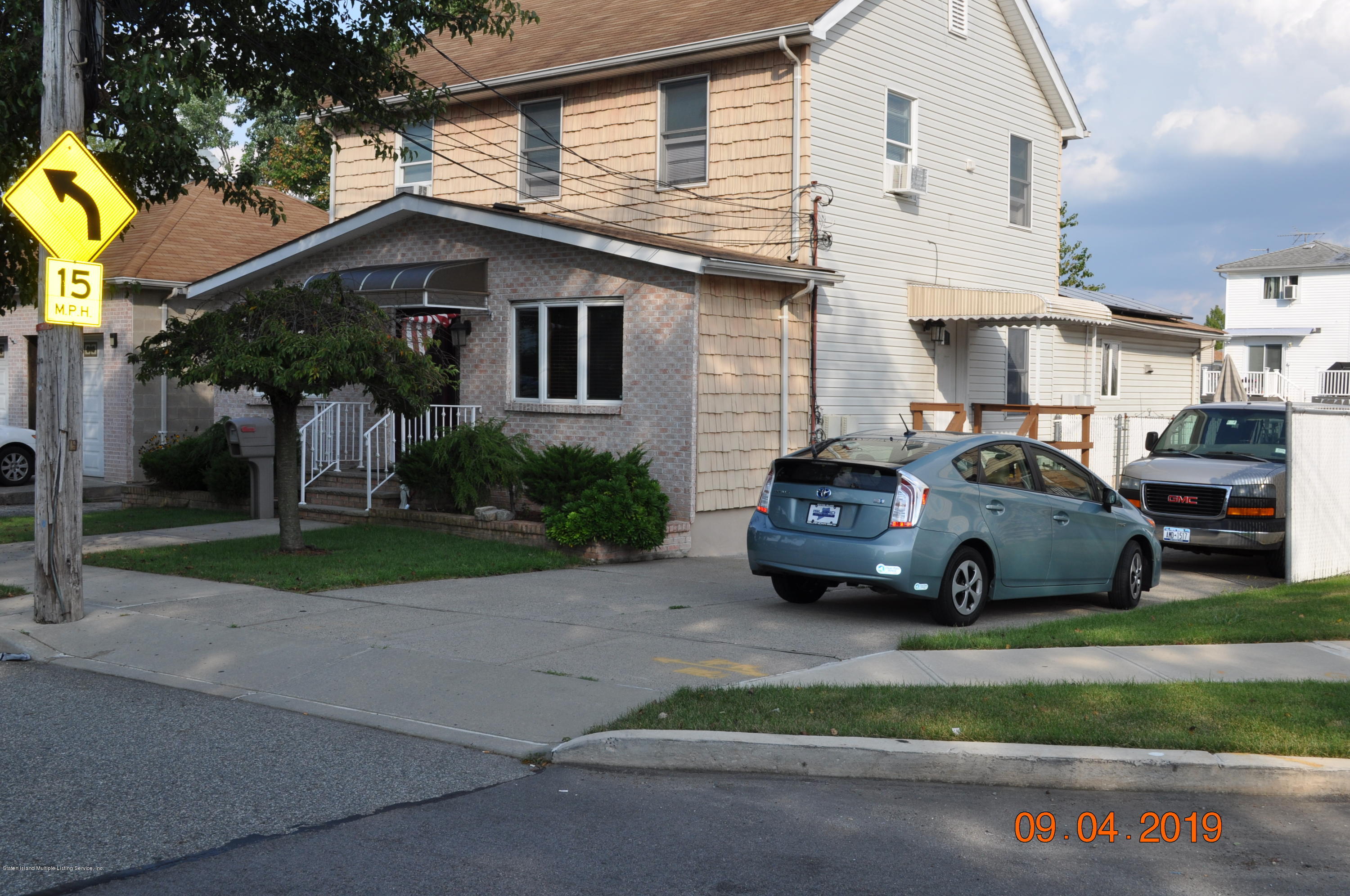661 Annadale Road Staten Island, NY 10312 - Photo 3 of 39 DSC_0247