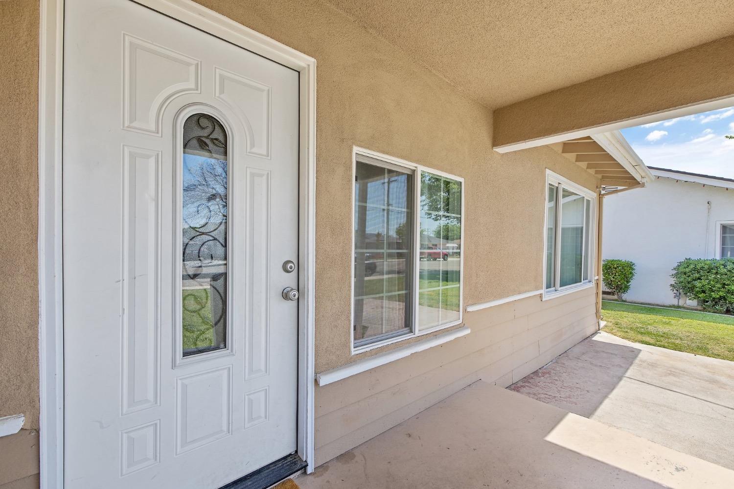 2982 D Street Selma, CA 93662 - Photo 4 of 25 a front view of a house with garden