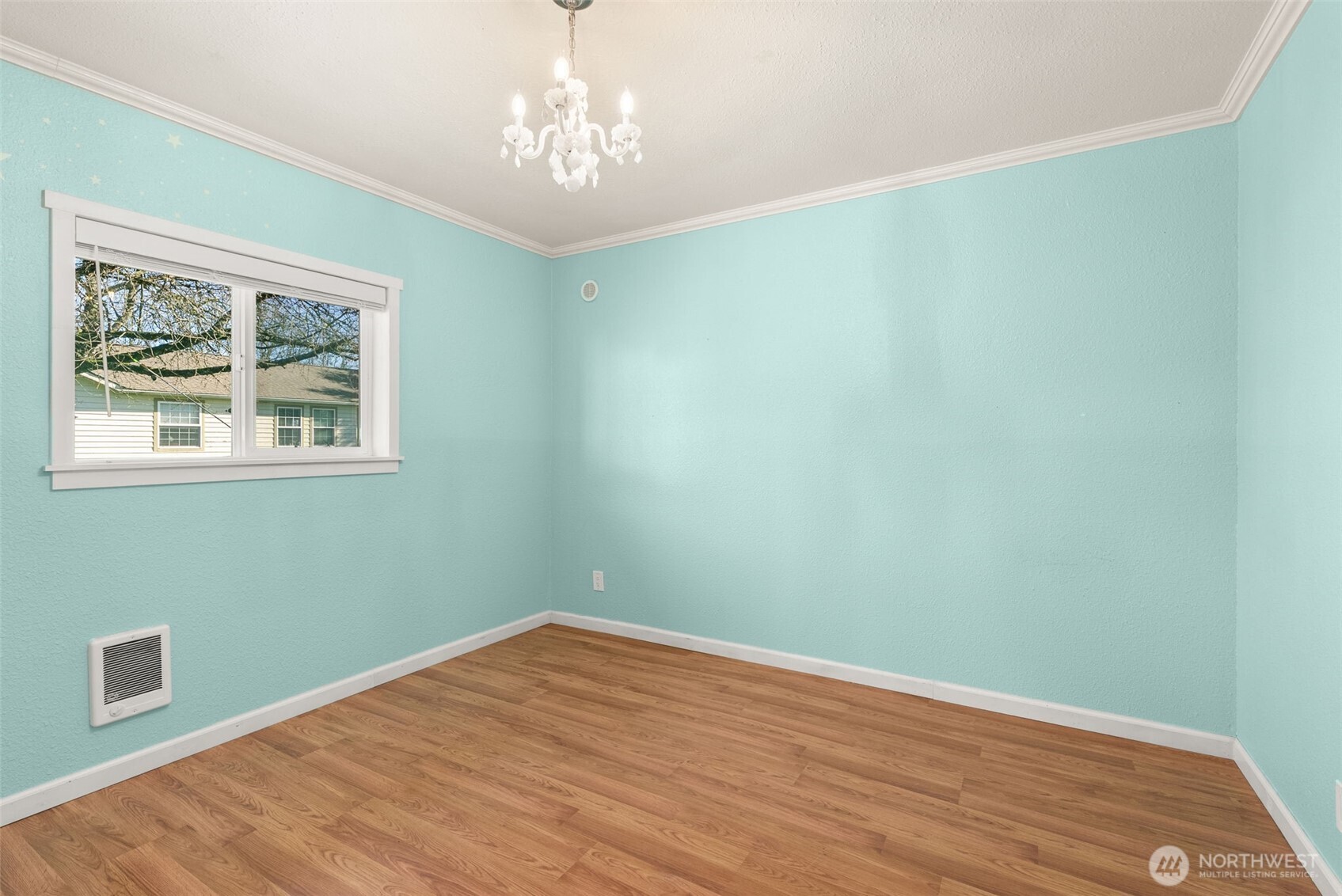 802 State Street Centralia, WA 98531 - Photo 13 of 40 a view of empty room with wooden floor