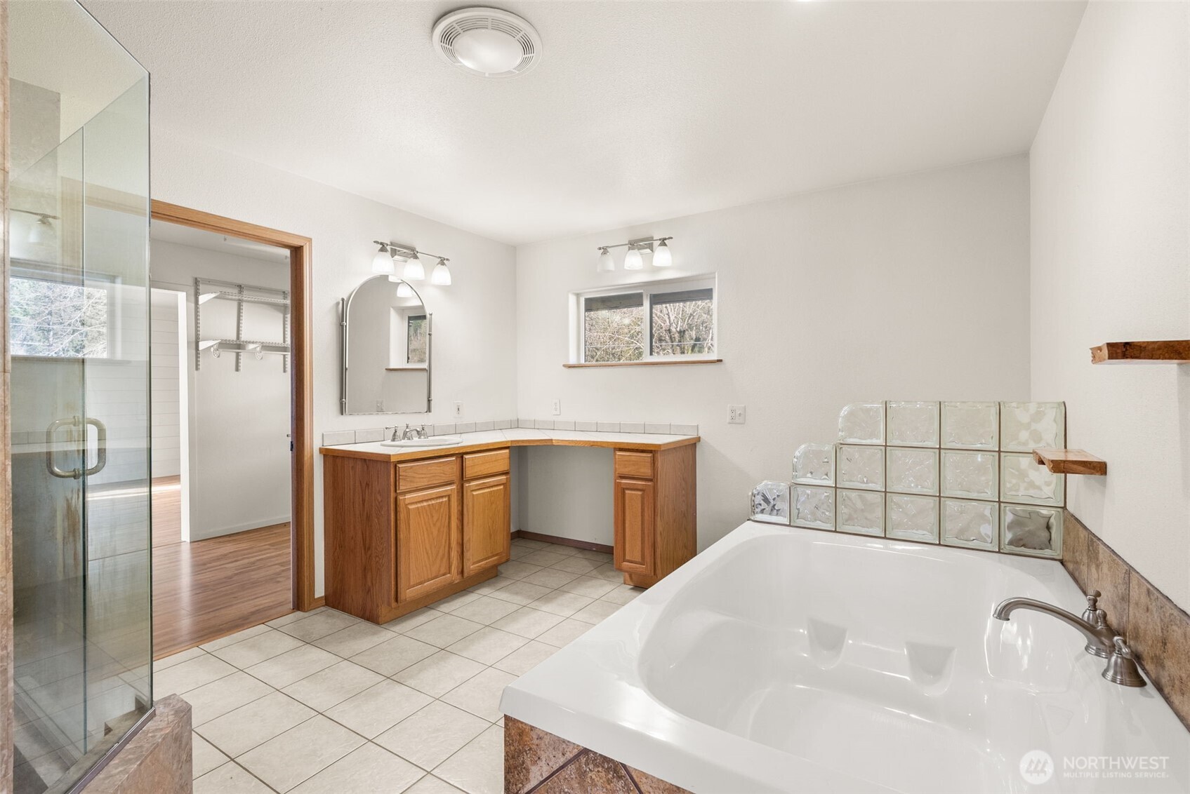 802 State Street Centralia, WA 98531 - Photo 20 of 40 a bathroom with a bathtub and a sink