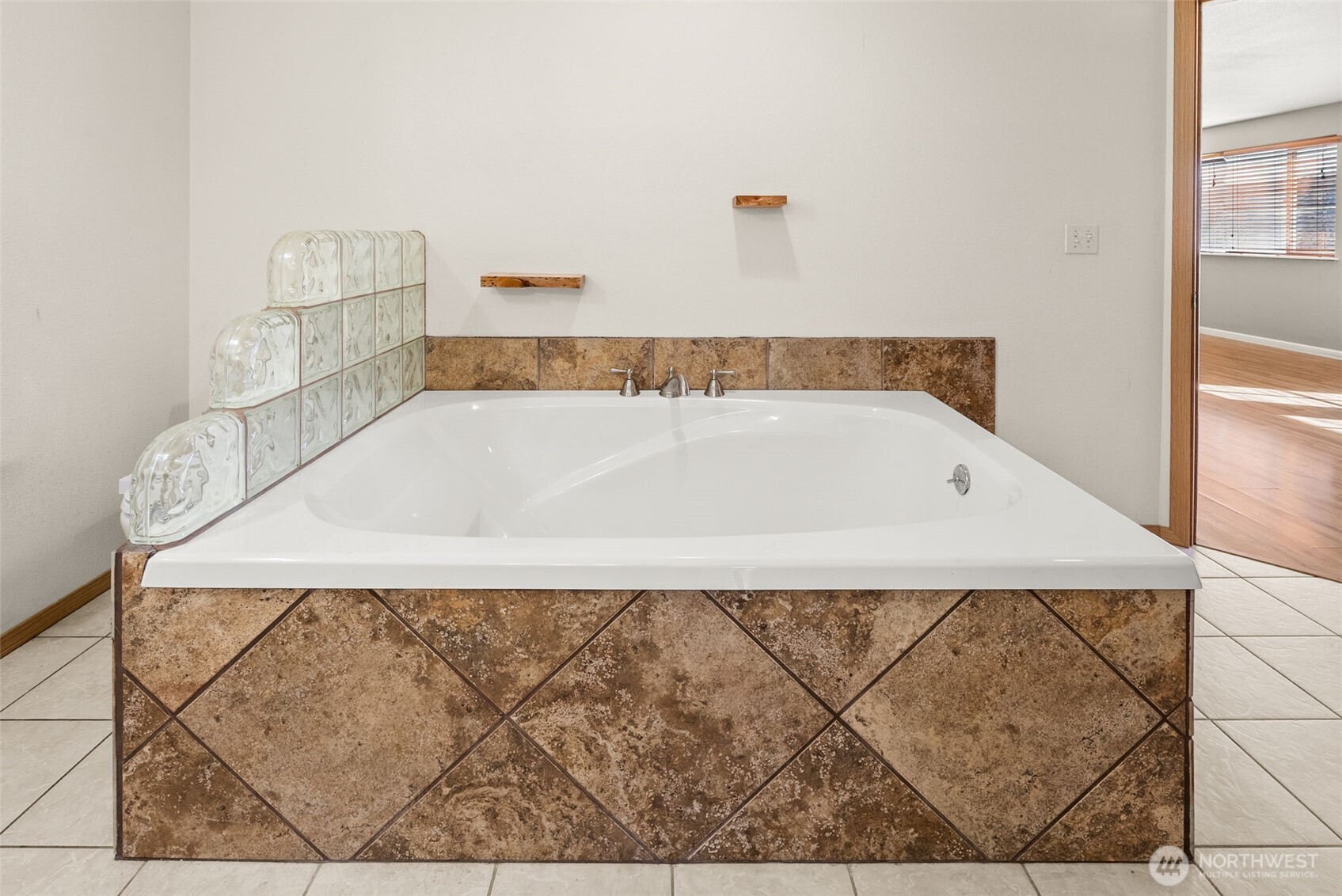 802 State Street Centralia, WA 98531 - Photo 21 of 40 a bathroom with a bathtub