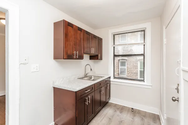 $1,000 | 6959 South Paxton Avenue, Unit 1E, Chicago, IL 60649