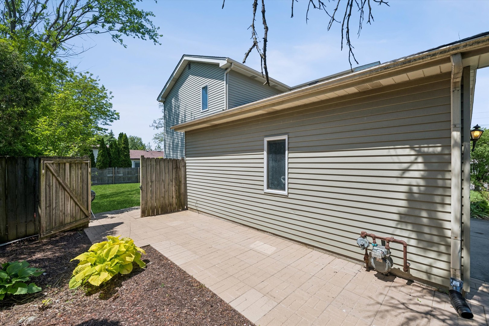 2142 North Summit Street Wheaton, IL 60187 - Photo 5 of 35 a view of a back yard of the house