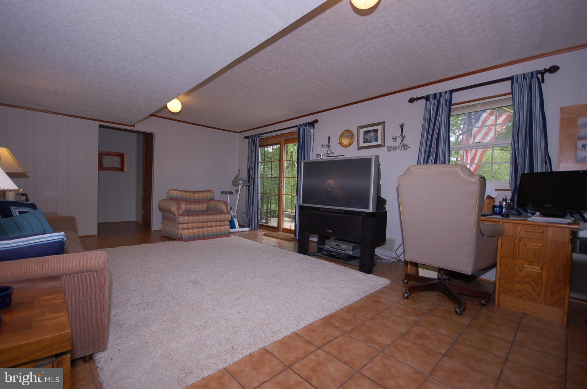 19417 Treadway Road Olney, MD 20833 - Photo 11 of 25 Family Room