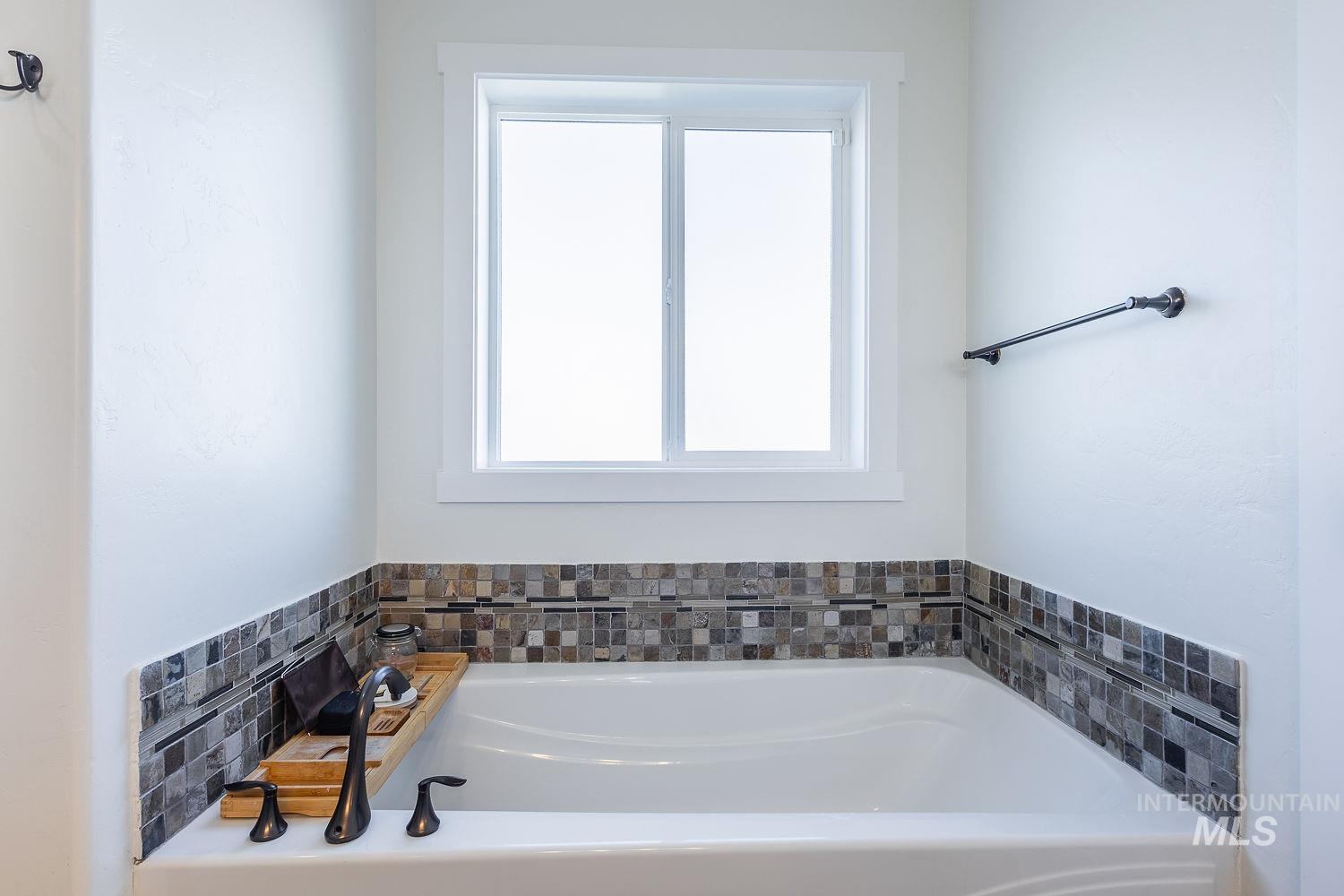1332 West Raelin Drive Nampa, ID 83686 - Photo 29 of 48 Full bath featuring a bath