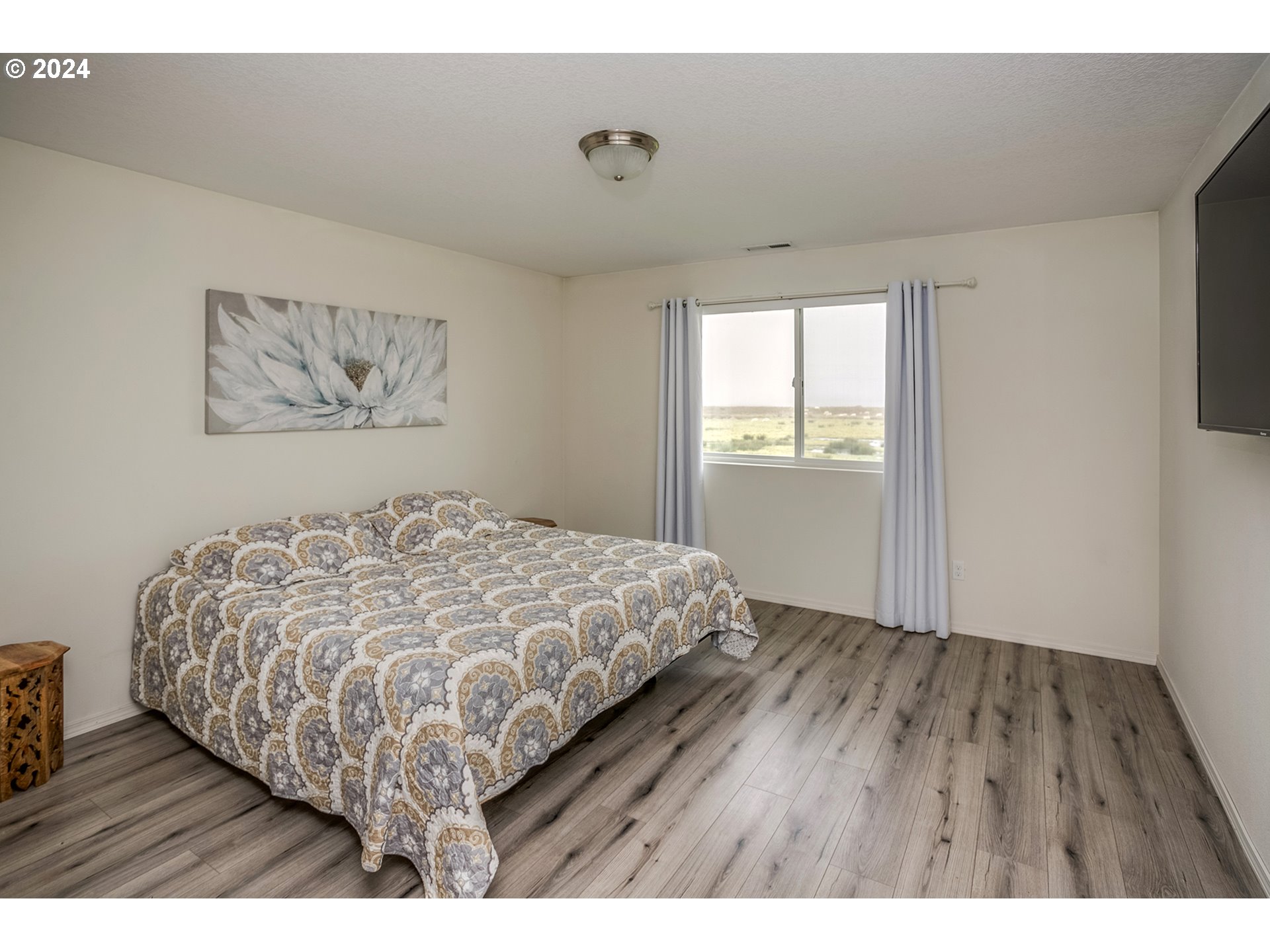 92597 Wireless Road Astoria, OR 97103 - Photo 18 of 35 a bedroom with a bed and a window