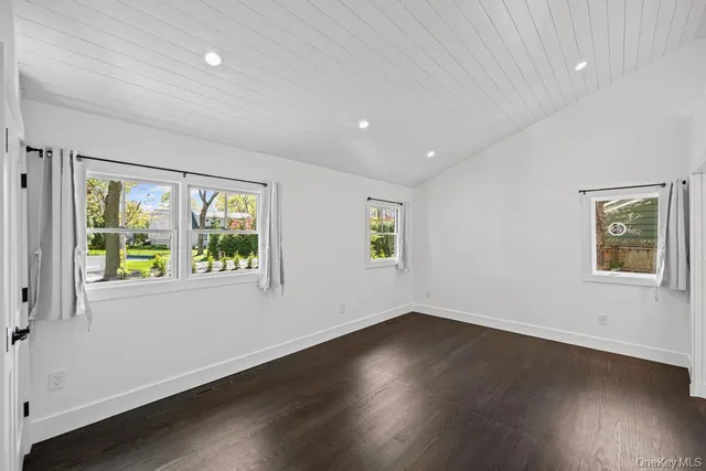 $1,075,000 | 10 Shinnecock Lane, Hampton Bays, NY 11946