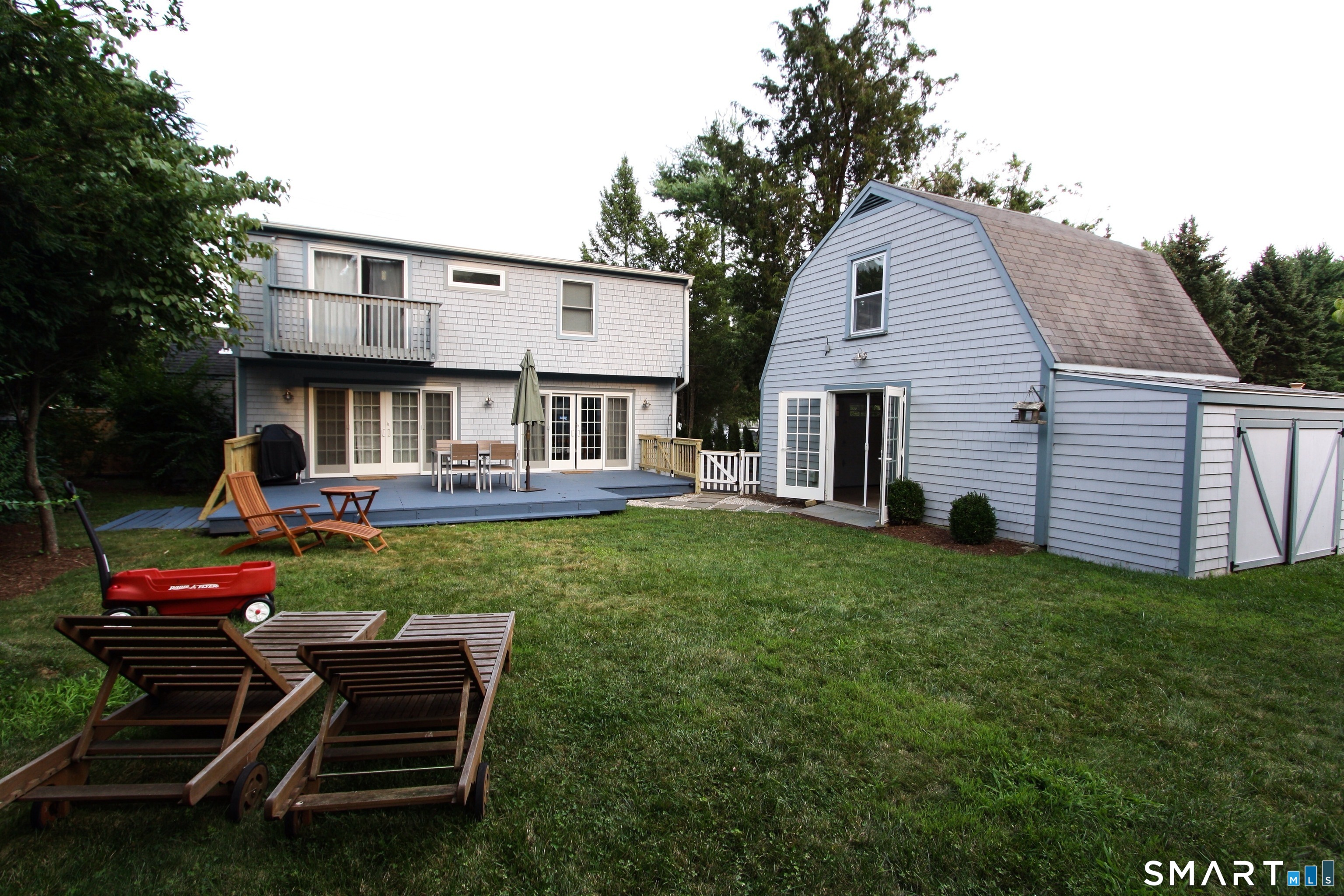 914 South Pine Creek Road, Unit A Fairfield, CT 06824 - Photo 14 of 15 a front view of a house with garden and trees