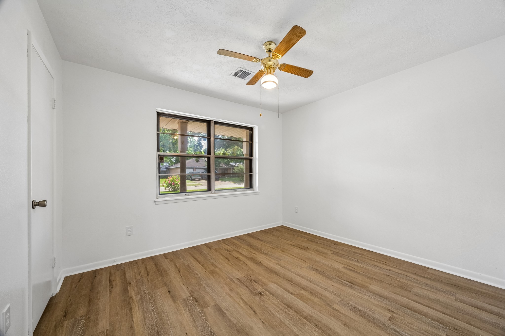 4903 Mistletoe Road Pasadena, TX 77505 - Photo 4 of 10 an empty room with a window and a ceiling fan