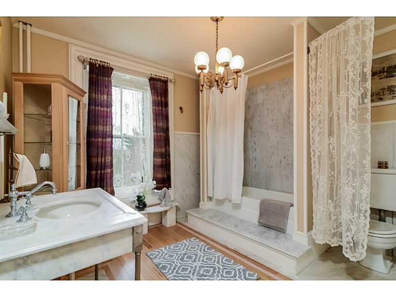 50 Old Beach Road, Unit 4 Newport, RI 02840 - Photo 12 of 20 Bathroom.