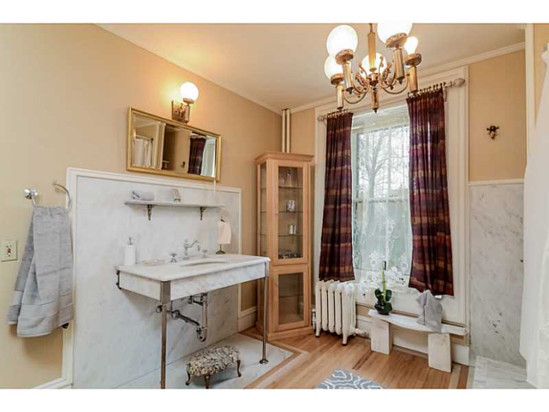 50 Old Beach Road, Unit 4 Newport, RI 02840 - Photo 13 of 20 Bathroom.